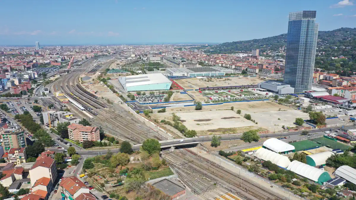 Вид на Lingotto Fiere с панорама жилыми комплексами на заднем плане
