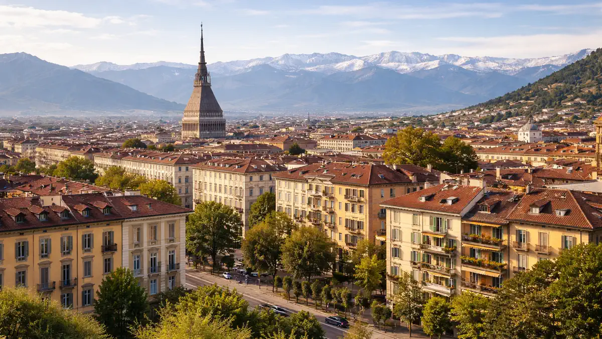 Панорама Турина с жилыми кварталами и Альпами Недвижимость в Турине и районы города