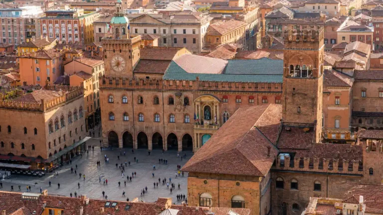 Болонский университет (Università di Bologna): поступление, стипендии, жилье и студенческая жизнь ВНЖ студента