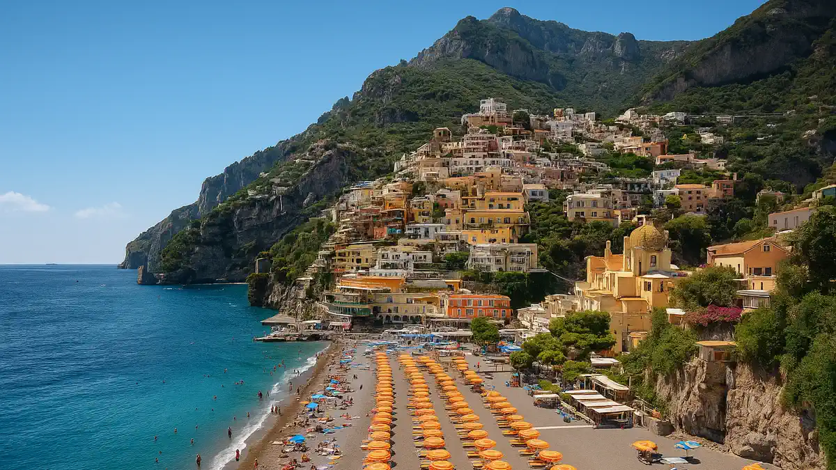 Вид на пляжи Позитано: Spiaggia Grande, Fornillo, Laurito и Arienzo, с кристально чистым морем и разноцветными домами на скалах