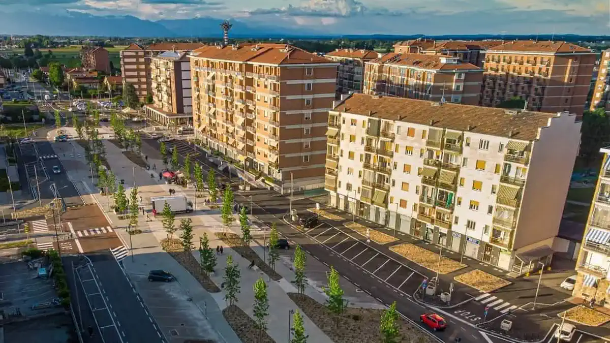 Borgaro Torinese недвижимость и транспорт до Турина Панорама Боргаро с осью via Lanzo, жилые дома и линия на Porta Susa
