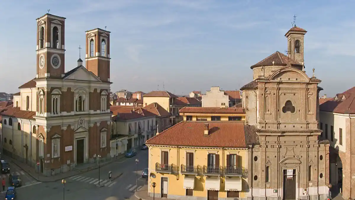 Caselle Torinese недвижимость: районы, цены и транспорт Панорама Caselle Torinese с жилыми кварталами и линией к аэропорту, спокойные улицы и зелёные зоны