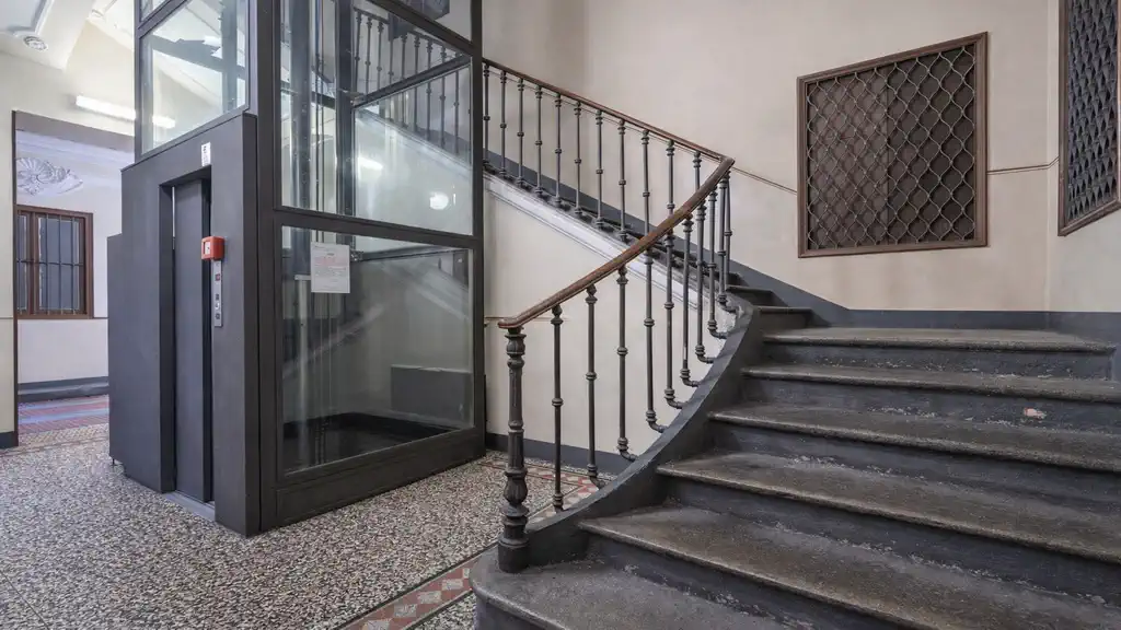 Открытый вид из окна студии на высоком этаже в центре Турина