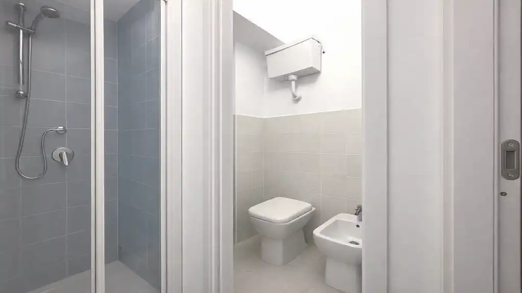 Компактный санузел в отремонтированной студии у Porta Susa