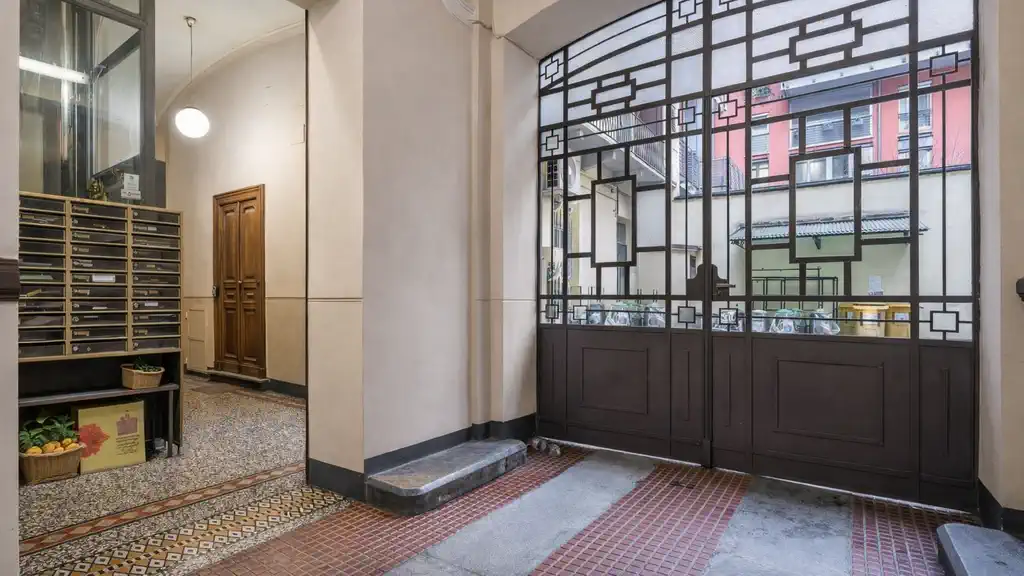 Подъезд исторического дома с лифтом в районе Cittadella в Турине