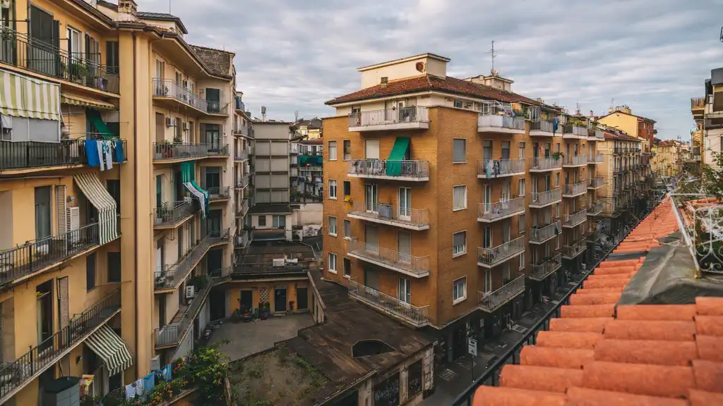 Исторический дом и двор в районе Vanchiglia в Турине, где находится мансардная студия