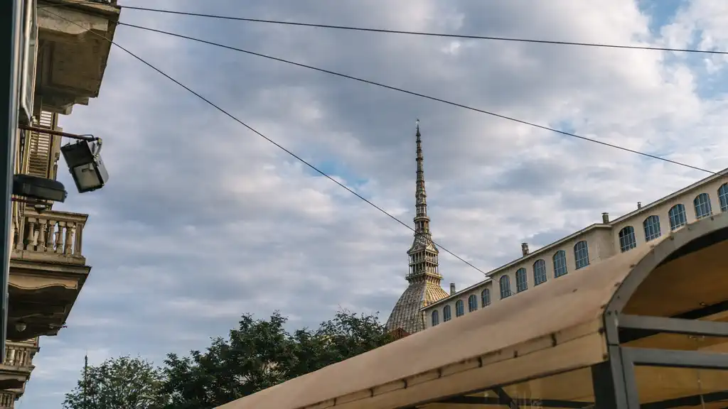 Вид на башню Моле Антонеллиана и крыши Турина рядом с мансардой для аренды