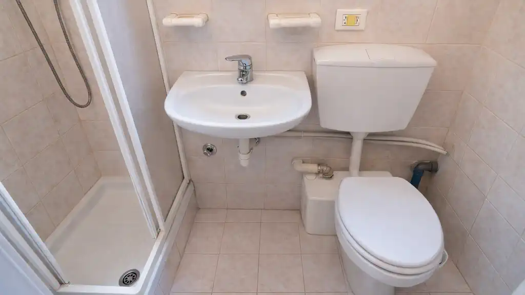 Небольшой санузел в мансардной студии в Турине