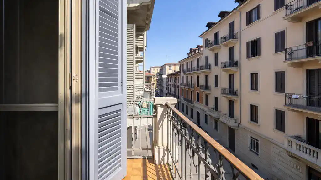 балкон и вид из квартиры в районе Borgo San Paolo Турин