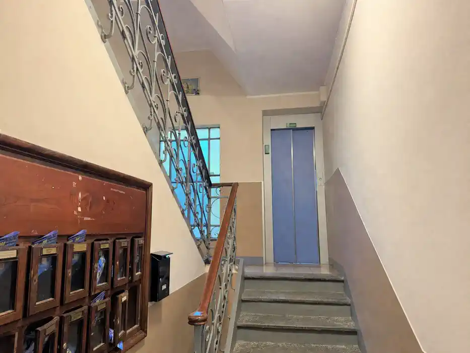 подъезд и лестница в доме рядом с Politecnico Турин