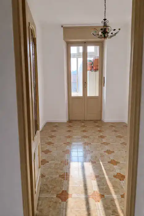 вход и коридор квартиры в Borgo Rossini Турин бюджетный сегмент