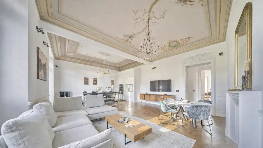 просторный loft в историческом доме в центре Турина с высокими потолками и открытой зоной living