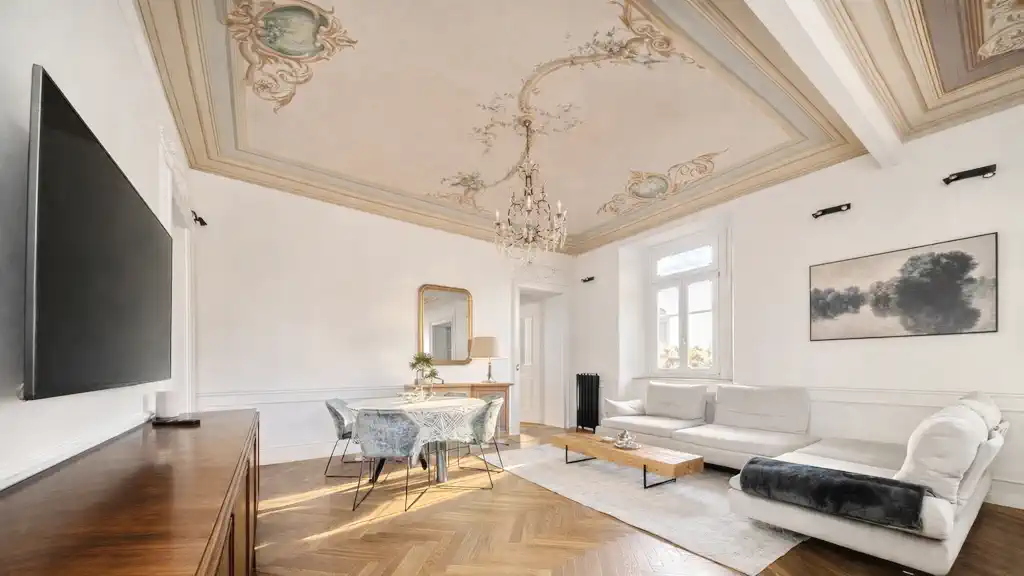 светлый интерьер лофта с лепниной в центре Турина