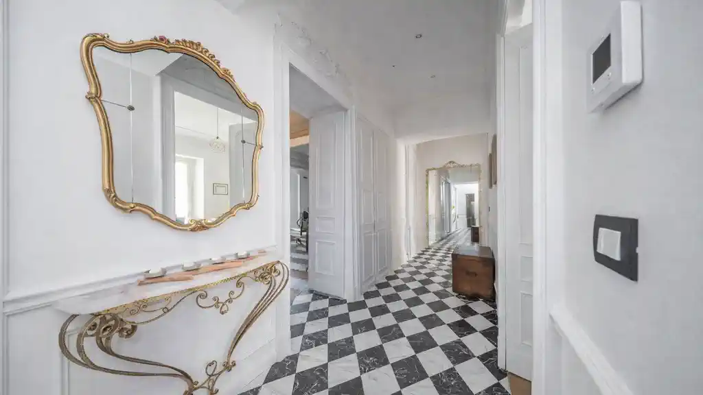 коридор и интерьер квартиры в старинном доме Турина
