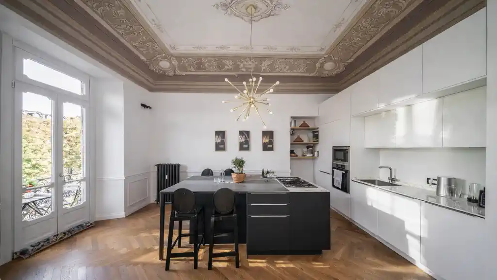 просторная жилая зона лофта в центре Турина