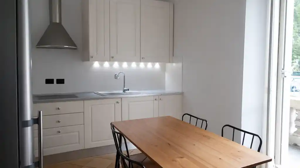 второй ракурс кухни в семейной квартире в Турине