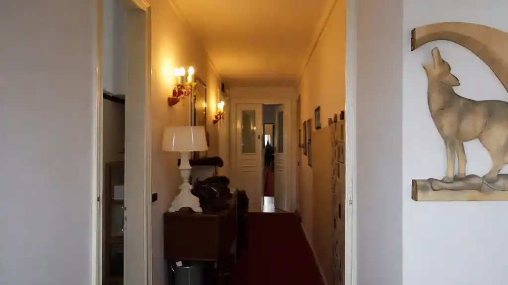 коридор и внутренняя связка помещений квартиры в Турине