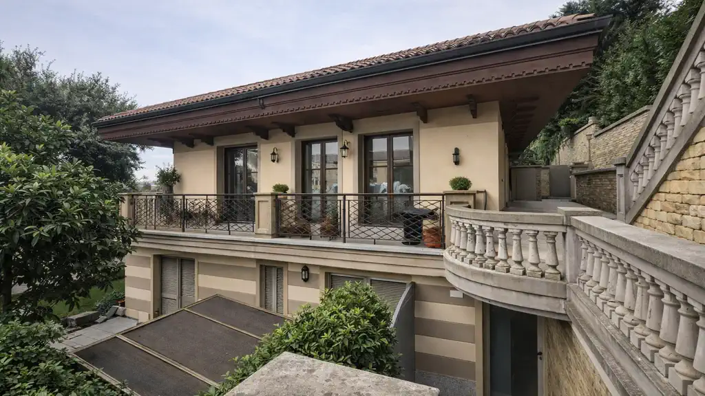 фасад и балкон исторического дома в районе Gran Madre в Турине