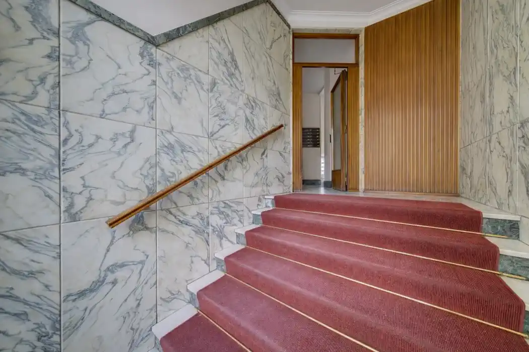 подъезд и лестница в доме рядом с метро Pozzo Strada