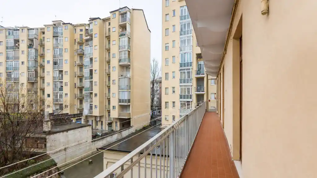 балкон и вид во двор в районе San Donato в Турине