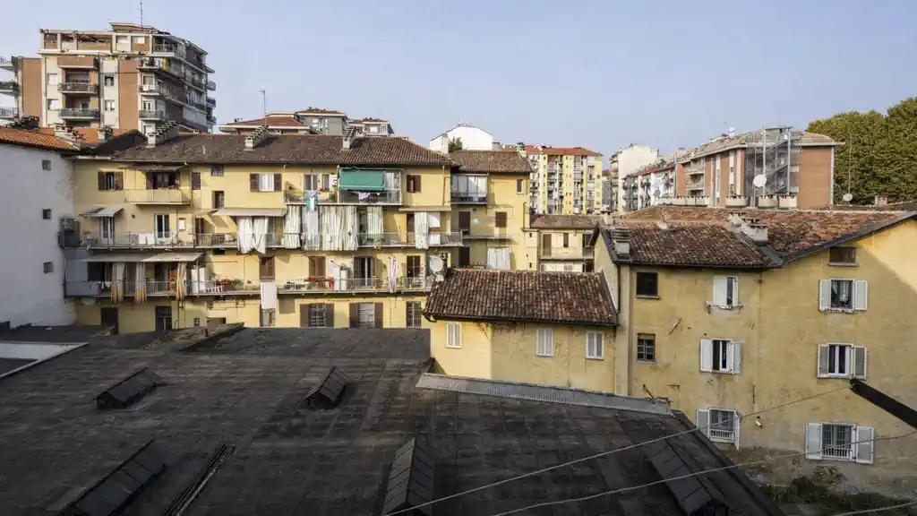 второй светлый ракурс кухни или проходной зоны после ремонта в San Donato