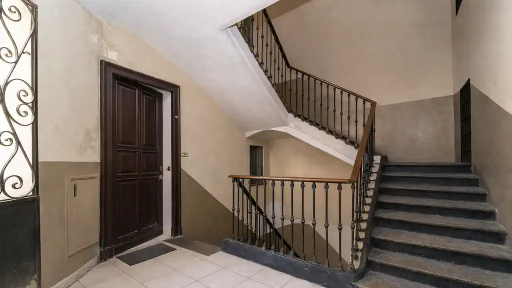 подъезд и лестница в доме San Salvario Турин