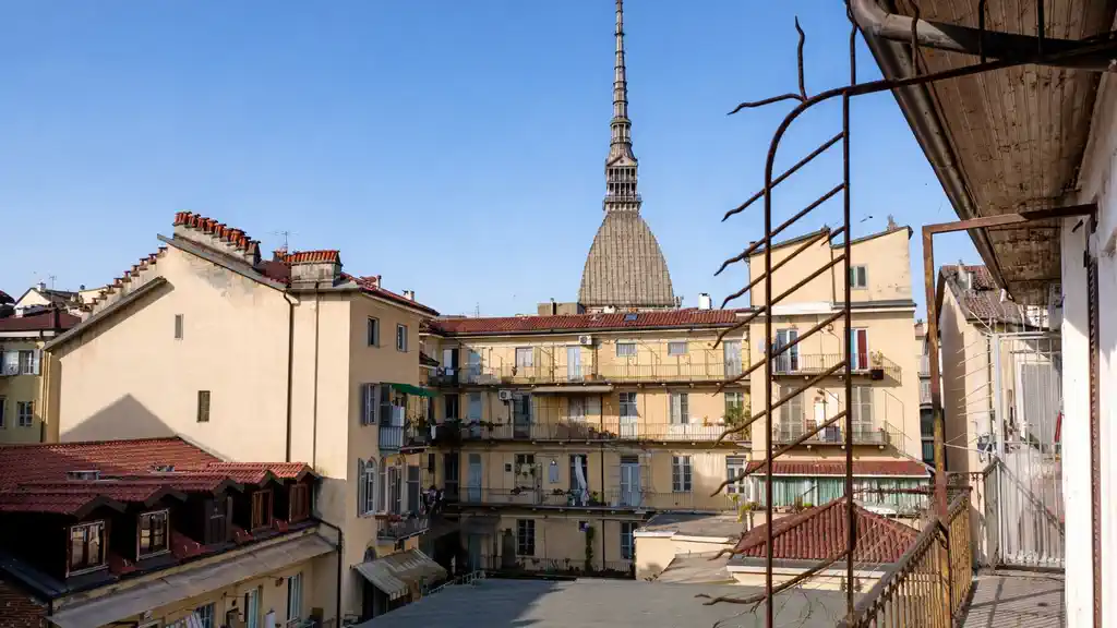 вид на район Borgo Rossini и университетскую среду в Турине