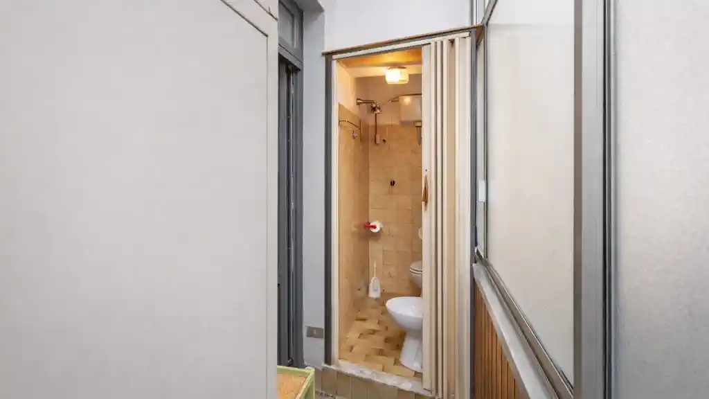 проходная зона и вход в ванную в квартире San Donato