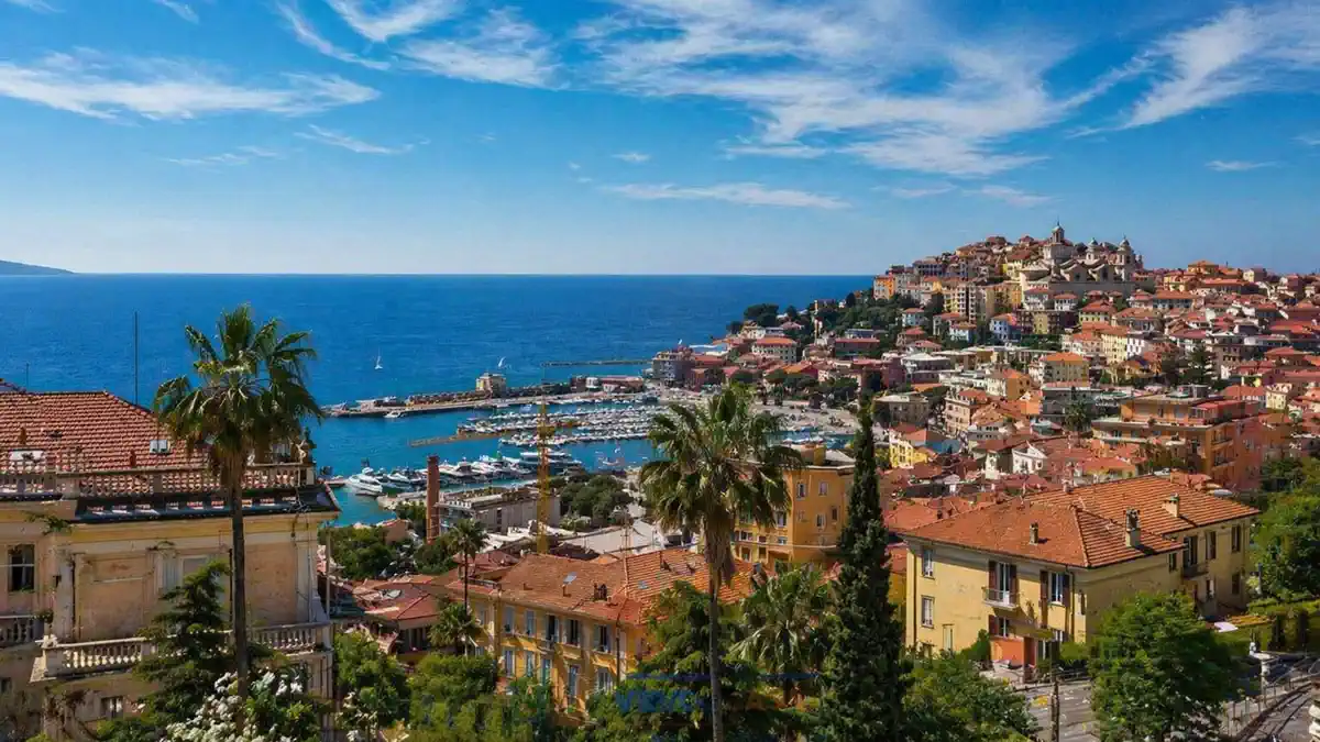 панорамный вид на море и Porto Maurizio из квартиры в Imperia