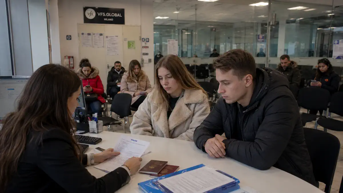 Документы, паспорт и ожидание подачи на визу в Италию в визовом центре